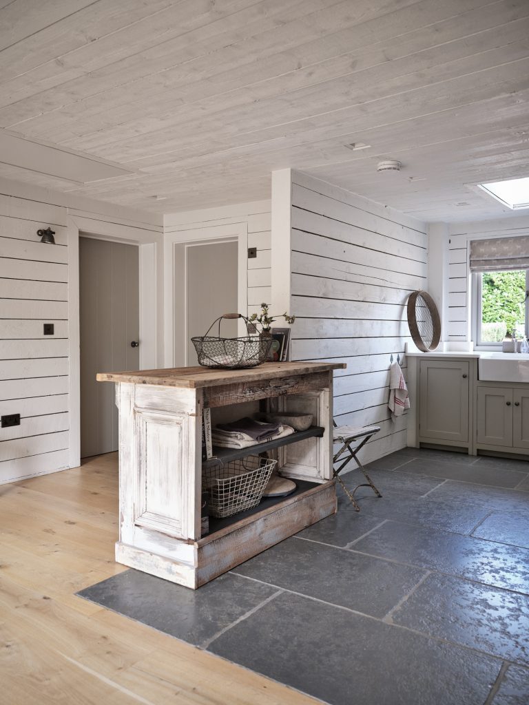 UTILITY ROOM WITH FLAG STONE FLOOR - HAGUE BARN HENLEY ON THAMES, RG9 - SHOOTFACTORY - OTHER UK LOCATION HOUSE