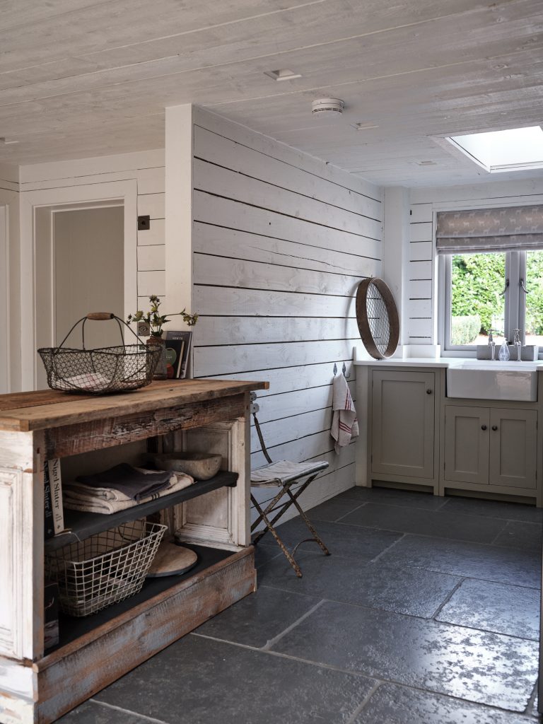 RUSTIC UTILITY ROOM WITH BASIN - HAGUE BARN HENLEY ON THAMES, RG9 - SHOOTFACTORY - OTHER UK LOCATION HOUSE