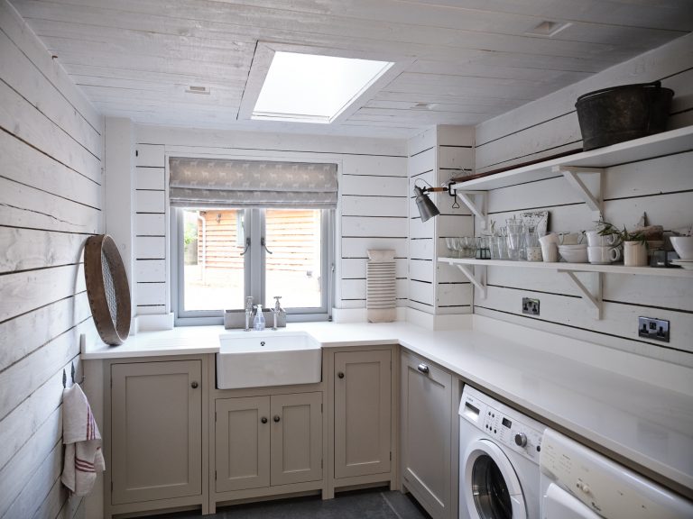 RUSTIC UTILITY ROOM WITH WASHER AND DRYIER - HAGUE BARN HENLEY ON THAMES, RG9 - SHOOTFACTORY - OTHER UK LOCATION HOUSE