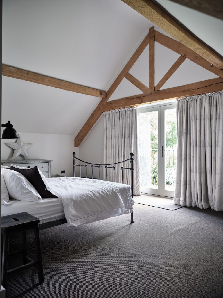 OAK FRAMED BEDROOM - HAGUE BARN HENLEY ON THAMES, RG9 - SHOOTFACTORY - OTHER UK LOCATION HOUSE