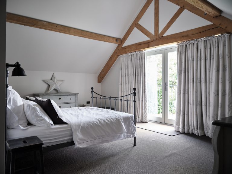 OAK FRAMED BEDROOM WITH FRENCH DOORS - HAGUE BARN HENLEY ON THAMES, RG9 - SHOOTFACTORY - OTHER UK LOCATION HOUSE