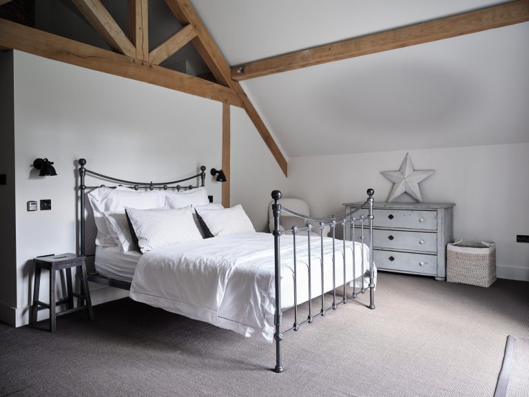 OAK FRAMED BEDROOM WITH RUSTIC FURNITURE - HAGUE BARN HENLEY ON THAMES, RG9 - SHOOTFACTORY - OTHER UK LOCATION HOUSE
