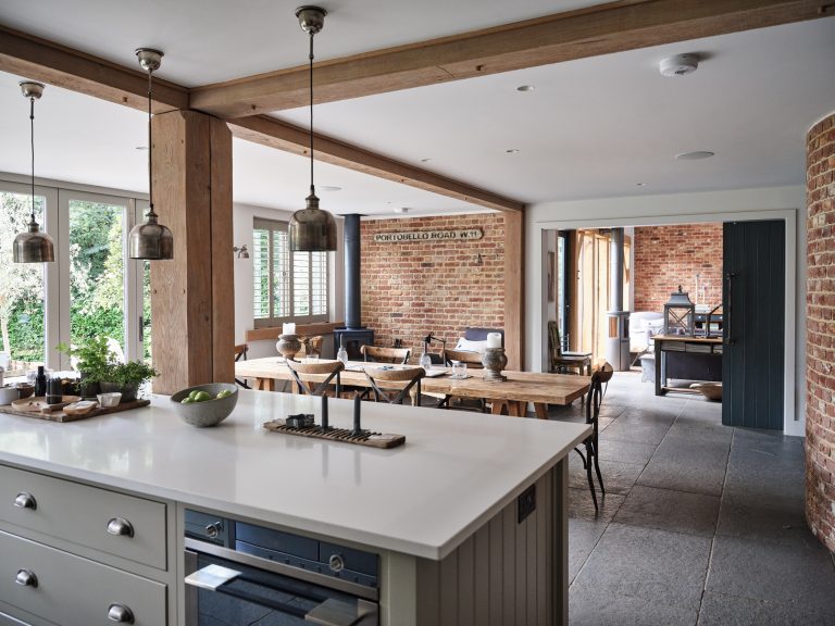 KITCHEN ISLAND LOOKING ACROSS DINING AREA AND INTO THE LOUNGE - HAGUE BARN HENLEY ON THAMES, RG9 - SHOOTFACTORY - OTHER UK LOCATION HOUSE