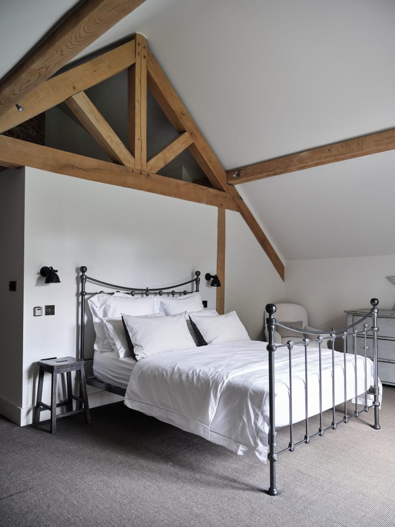 OAK FRAMED VAULTED BEDROOM - HAGUE BARN HENLEY ON THAMES, RG9 - SHOOTFACTORY - OTHER UK LOCATION HOUSE