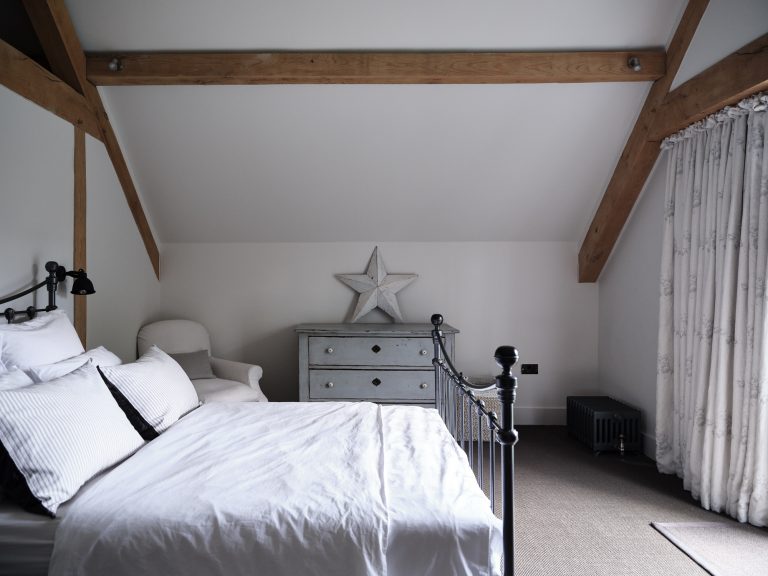 RUSTIC BEDROOM - HAGUE BARN HENLEY ON THAMES, RG9 - SHOOTFACTORY - OTHER UK LOCATION HOUSE