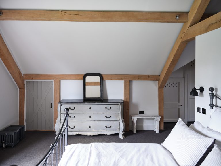 RUSTIC BEDROOM FURNITURE - HAGUE BARN HENLEY ON THAMES, RG9 - SHOOTFACTORY - OTHER UK LOCATION HOUSE