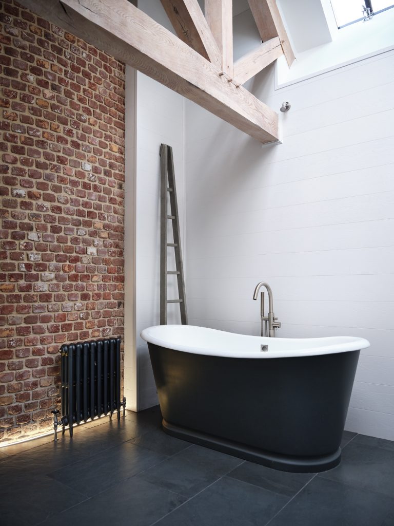BATHROOM WITH EXPOSED BRICK WALL AND FREE STANDING BATH - HAGUE BARN HENLEY ON THAMES, RG9 - SHOOTFACTORY - OTHER UK LOCATION HOUSE