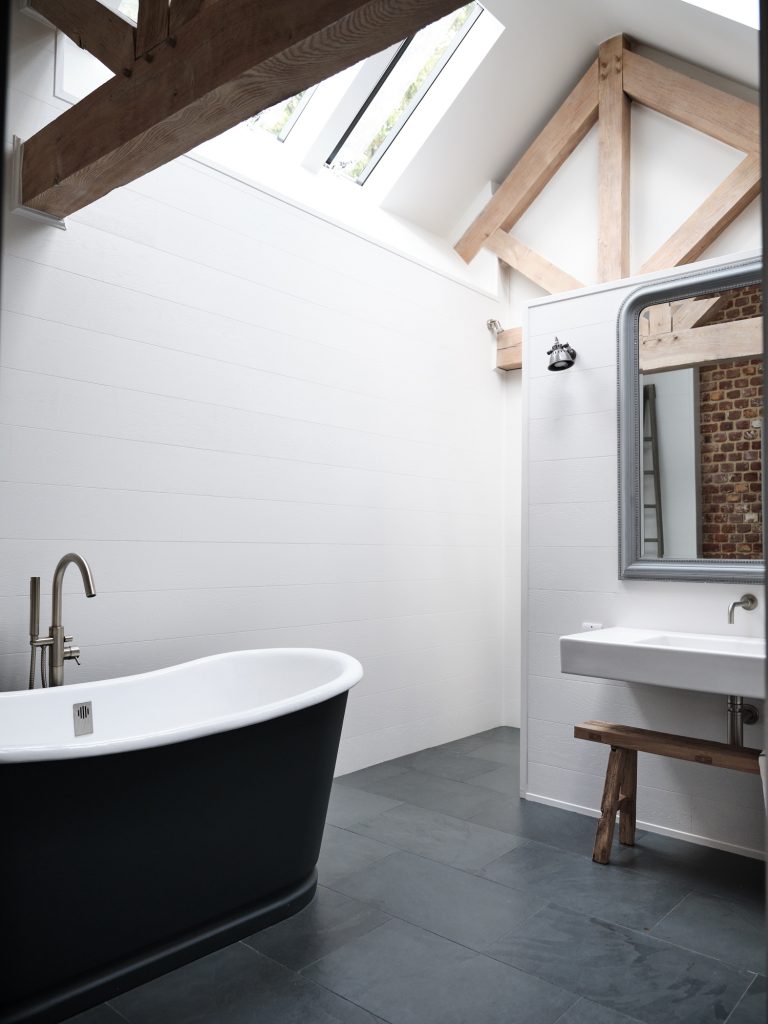FREE STANDING BATH WITH WALL MOUNTED BASIN AND MIRROR - HAGUE BARN HENLEY ON THAMES, RG9 - SHOOTFACTORY - OTHER UK LOCATION HOUSE