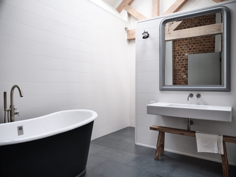 WALL MOUNTED BASIN AND MIRROR WITH FREE STANDING BATH - HAGUE BARN HENLEY ON THAMES, RG9 - SHOOTFACTORY - OTHER UK LOCATION HOUSE