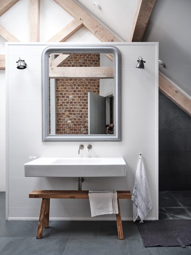 WALL MOUNTED BASIN AND MIRROR - HAGUE BARN HENLEY ON THAMES, RG9 - SHOOTFACTORY - OTHER UK LOCATION HOUSE