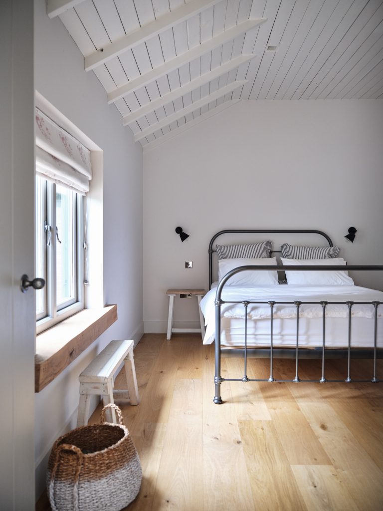 RUSTIC BEDROOM - HAGUE BARN HENLEY ON THAMES, RG9 - SHOOTFACTORY - OTHER UK LOCATION HOUSE