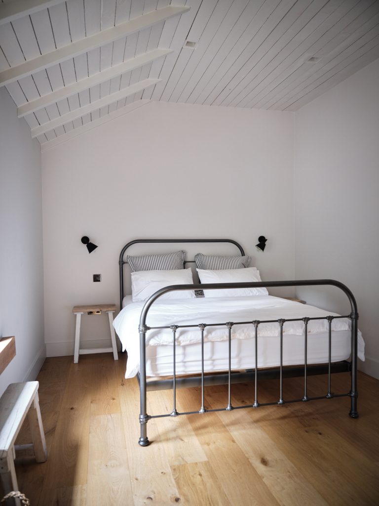 RUSTIC BEDROOM AND BED - HAGUE BARN HENLEY ON THAMES, RG9 - SHOOTFACTORY - OTHER UK LOCATION HOUSE