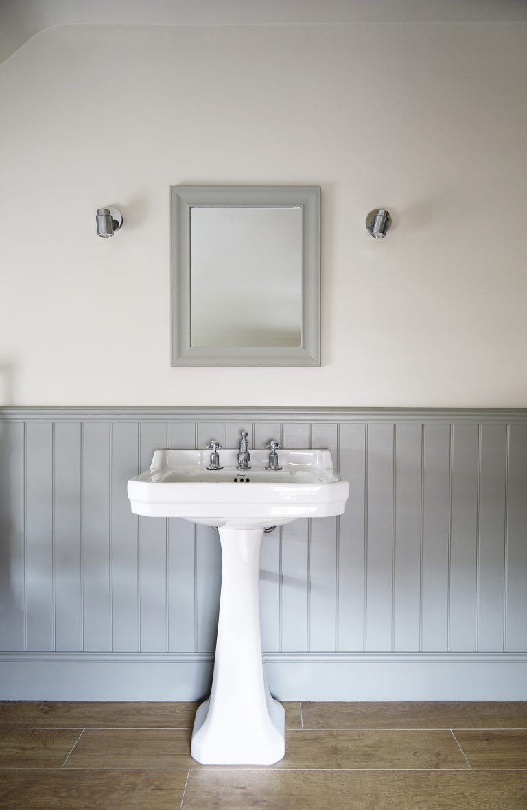Bathroom basin with wooden panneling - Melrose SW18 - Shootfactory - London Location House
