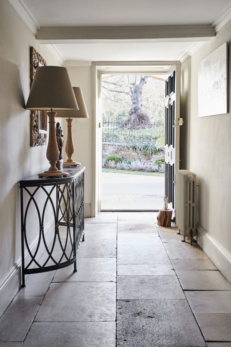 Bridgewater-Rectory-LU7 Location with White Ceiling Beams - Shootfactory
