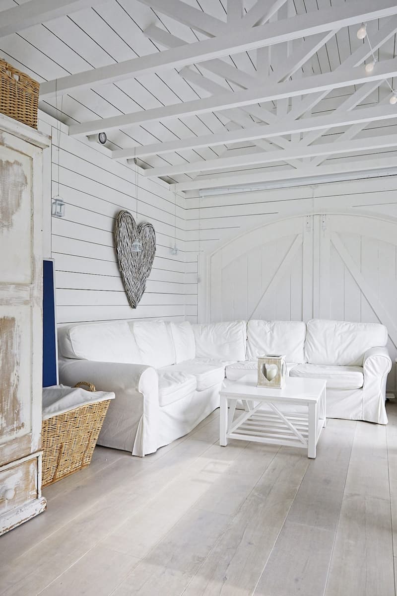 Driftwood-TW19 Location with White Ceiling Beams - Shootfactory