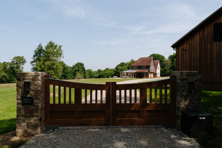 RANCH SURREY, GU5 - SHOOTFACTORY - OTHER UK HOUSES