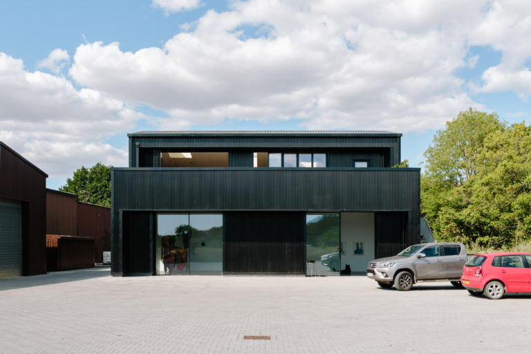 HAMBROOK BARN WEST SUSSEX, PO18 - SHOOTFACTORY - OTHER UK HOUSES
