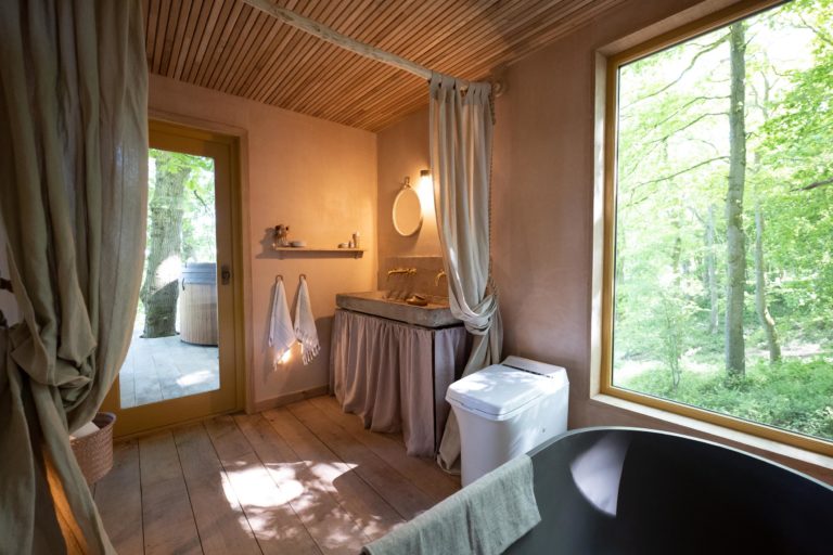 TREEHOUSE HEREFORDSHIRE, HR4 - SHOOTFACTORY - QUIRKY & UNUSUAL LOCATIONS