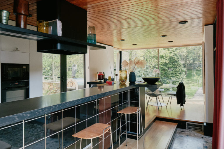MODERNIST NOTTINGHAM, NG15 - SHOOTFACTORY - OTHER UK HOUSES