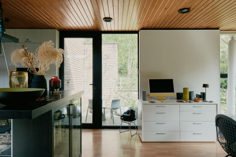 MODERNIST NOTTINGHAM, NG15 - SHOOTFACTORY - OTHER UK HOUSES