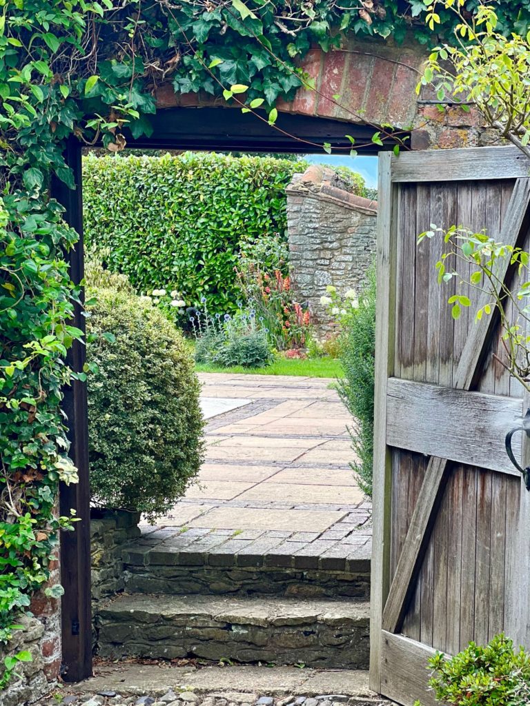 THE COACH HOUSE, SURREY, GU7 - SHOOTFACTORY - OTHER UK HOUSES