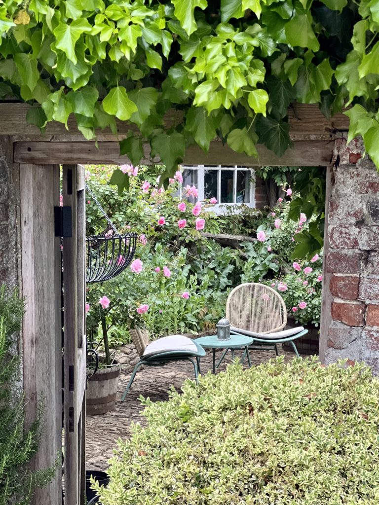 THE COACH HOUSE, SURREY, GU7 - SHOOTFACTORY - OTHER UK HOUSES