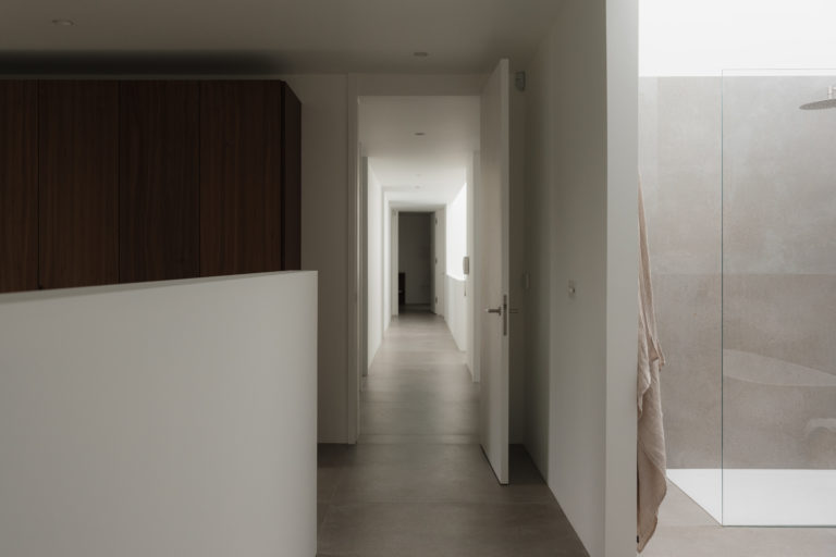 GERRARDS CROSS, BUCKINGHAMSHIRE - SL9 - SHOOTFACTORY - OTHER UK HOUSES