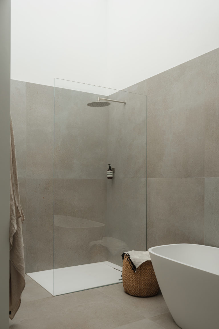 GERRARDS CROSS, BUCKINGHAMSHIRE - SL9 - SHOOTFACTORY - OTHER UK HOUSES
