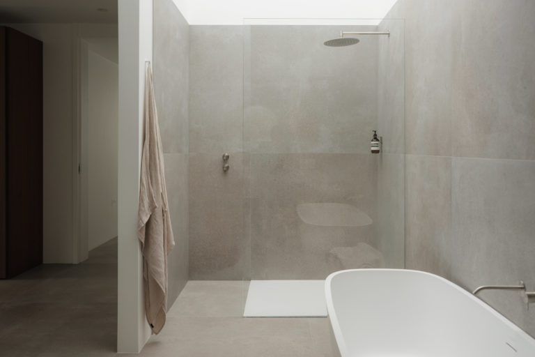 GERRARDS CROSS, BUCKINGHAMSHIRE - SL9 - SHOOTFACTORY - OTHER UK HOUSES