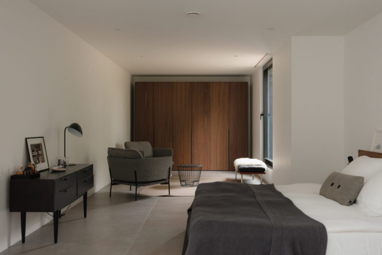 GERRARDS CROSS, BUCKINGHAMSHIRE - SL9 - SHOOTFACTORY - OTHER UK HOUSES