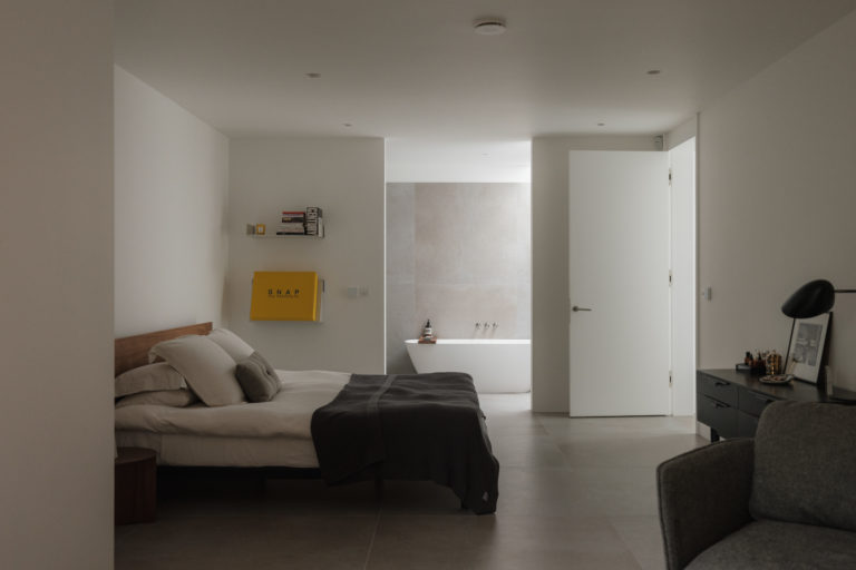 GERRARDS CROSS, BUCKINGHAMSHIRE - SL9 - SHOOTFACTORY - OTHER UK HOUSES