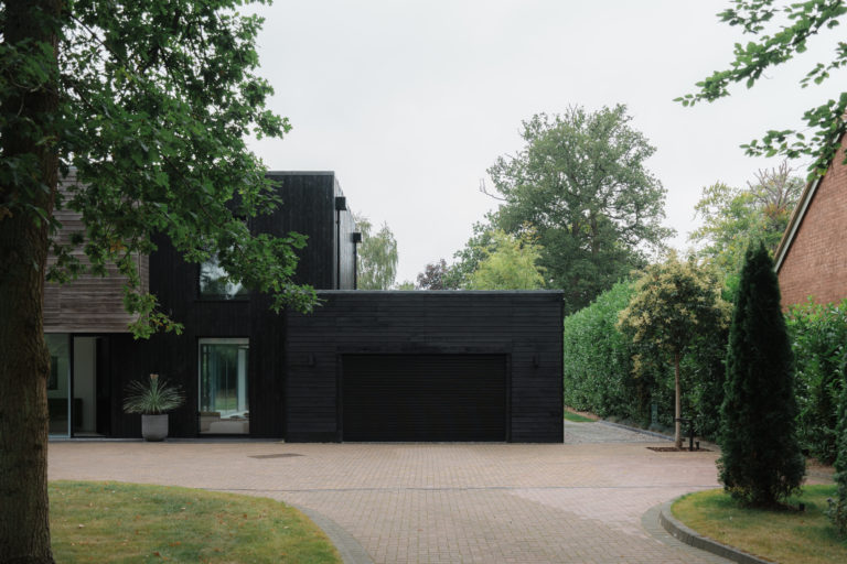 GERRARDS CROSS, BUCKINGHAMSHIRE - SL9 - SHOOTFACTORY - OTHER UK HOUSES