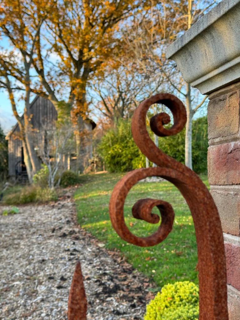 SIXTEEN ACRES, SURREY - RH6 - SHOOTFACTORY - QUIRKY & UNUSUAL LOCATIONS