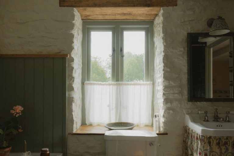 EMMANUEL GLOUCESTERSHIRE, GL54 - 4 - SHOOTFACTORY - OTHER UK HOUSES