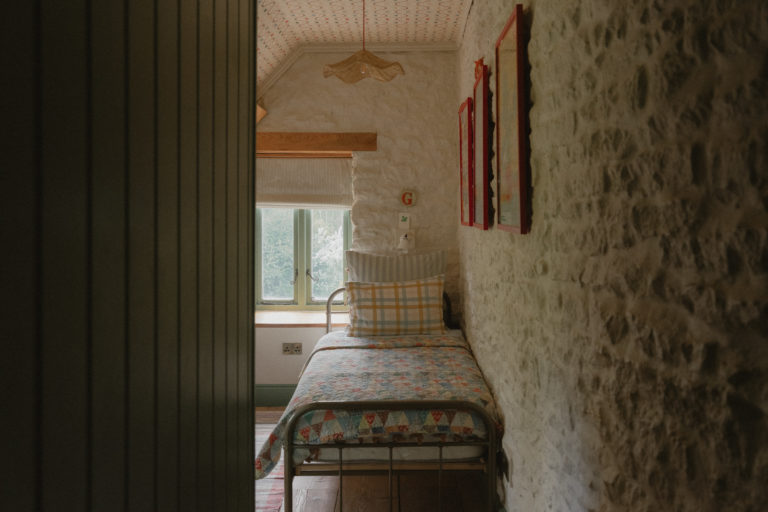 EMMANUEL GLOUCESTERSHIRE, GL54 - 4 - SHOOTFACTORY - OTHER UK HOUSES