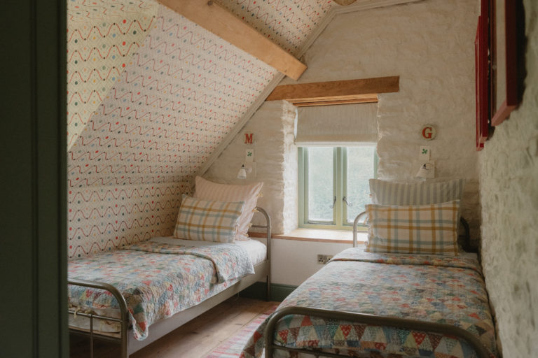 EMMANUEL GLOUCESTERSHIRE, GL54 - 4 - SHOOTFACTORY - OTHER UK HOUSES