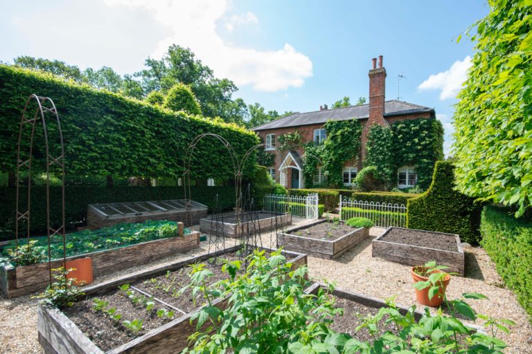 HOOK HOUSE HAMPSHIRE, RG17 - SHOOTFACTORY - OTHER UK HOUSES