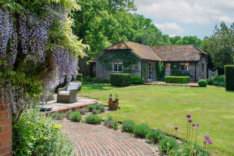 HOOK HOUSE HAMPSHIRE, RG17 - SHOOTFACTORY - OTHER UK HOUSES