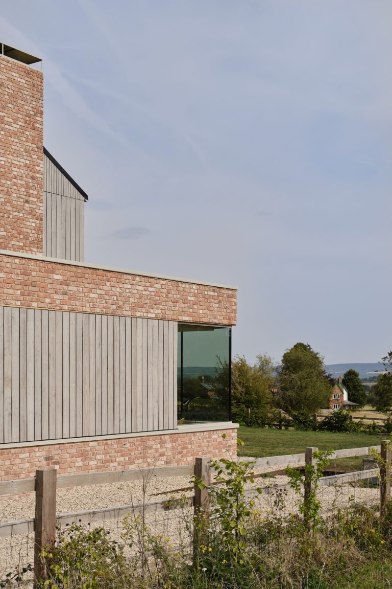 ASTON BUCKINGHAMSHIRE, HP22 - SHOOTFACTORY - OTHER UK HOUSES
