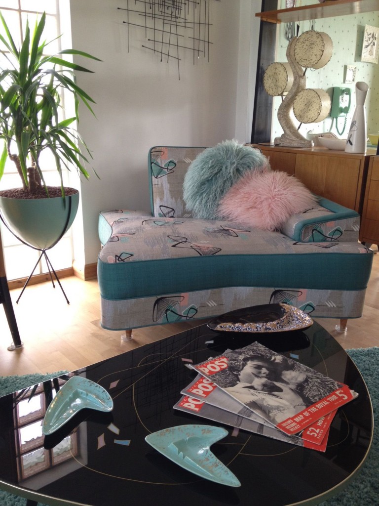 Black coffee table and armchair / Retro , Watford, Wd19 / Shootfactory Location