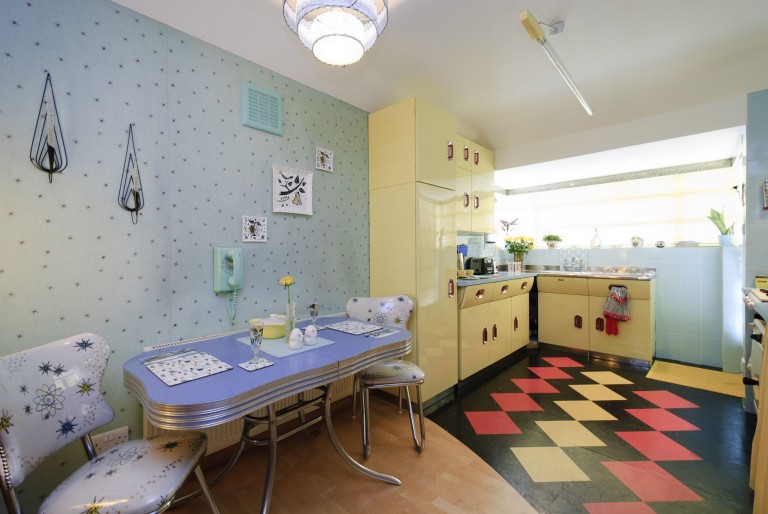 Dining table and chairs / Retro , Watford, Wd19 / Shootfactory Location
